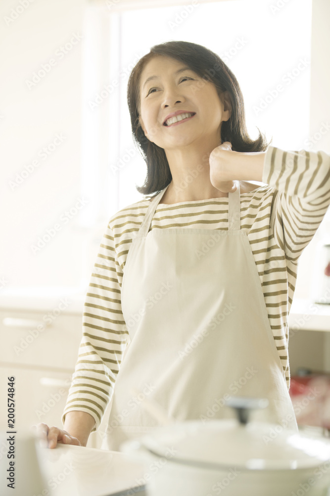 肩こりが改善したシニア女性 肩こりが改善したシニア女性
