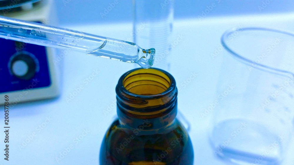 Manipulating a dropper bottle in the chemistry lab
Manipulating a dropper bottle in the chemistry lab
