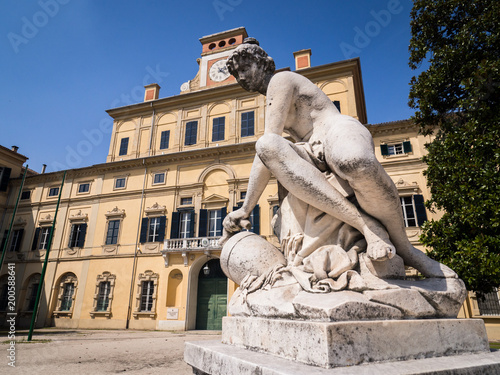 Valokuva Classical style stone statue in front of the garden palace inside the ducal park of Parma, Italy