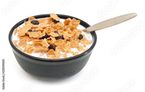 Fotografie milk, bran and raisin cereal in a bowl on white