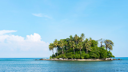 Papier peint photo Île Petite île tropicale de Phuket  © Panya