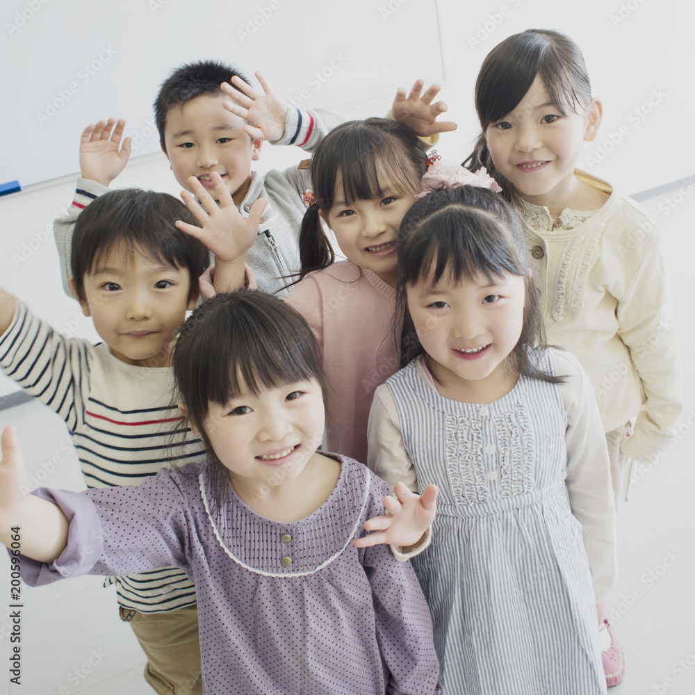 手を振る子供たち Stock Photo Adobe Stock