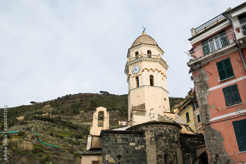 チンクエテッレ～険しいリグーリア海岸の5つの村（イタリア・リグーリア州）　ヴェルナッツァのサン・マルゲリータ教会