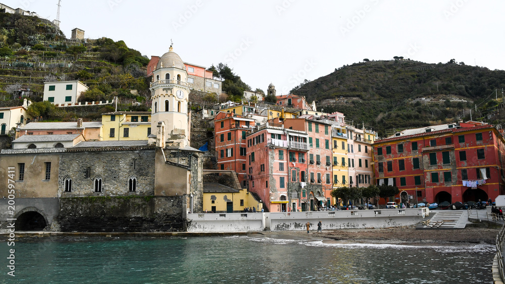 チンクエテッレ～険しいリグーリア海岸の5つの村（イタリア・リグーリア州）　ヴェルナッツァの街並み 