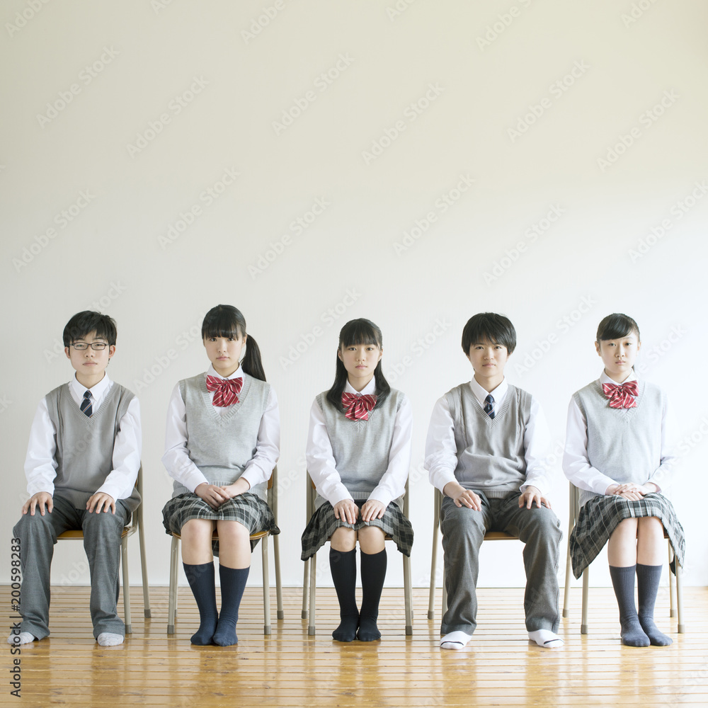 椅子に座る中学生 Stock Photo Adobe Stock