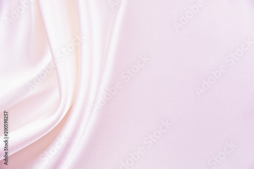 Tekstura satynowej tkaniny w kolorze różowym na tle