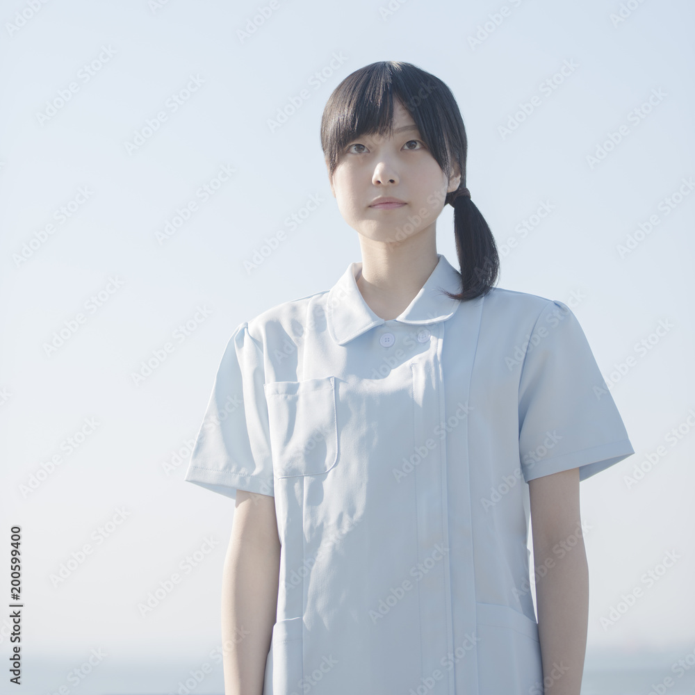 真剣な表情をする看護師