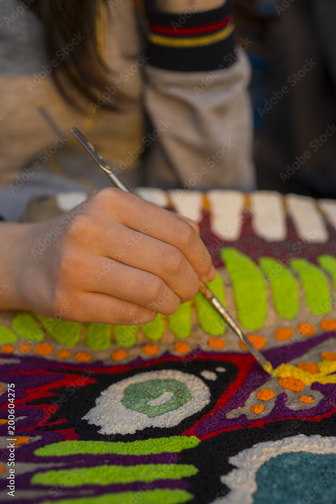 Obraz premium The hand of the artist. Work with a sharp tool. The execution of the decorative sculpture made of paper.