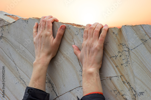 Motivation, Mauer / Kante überwinden - Detailaufnahme der Hände