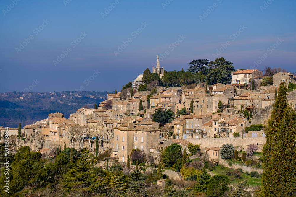 Vue panoramique sur le village de Bonnieux, Provence, Luberon, France. 