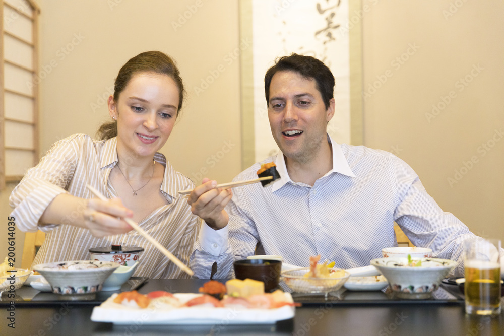 日本料理を食べる外国人の男女 日本料理を食べる外国人の男女