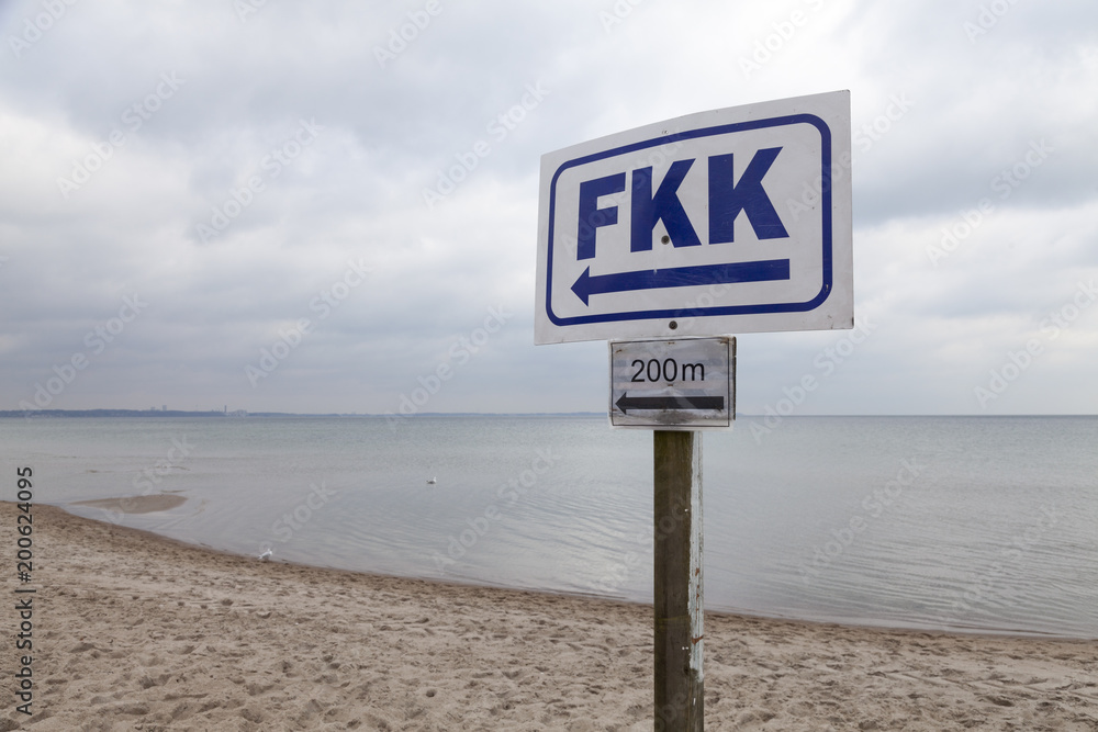 Schild FKK, Timmendorfer Strand,  Ostseeküste,  Lübecker Bucht, Schleswig-Holstein, Deutschland, Europa
