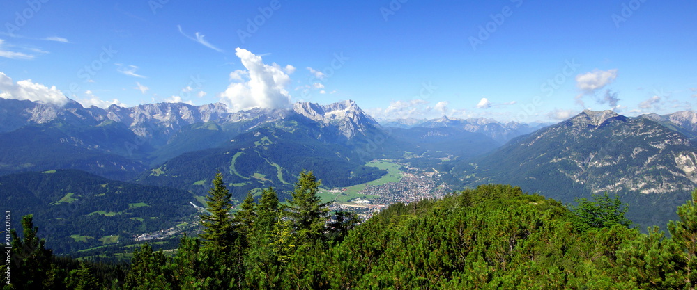 Blick vom WANK auf GARMISCH-PARTENKIRCHEN u. Wettersteingebirge ( Bayern ) 