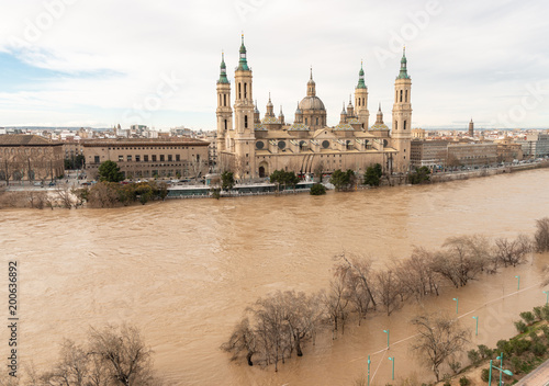 Foto Riada del río Ebro a su paso por la Basílica del Pilar en el año 2015