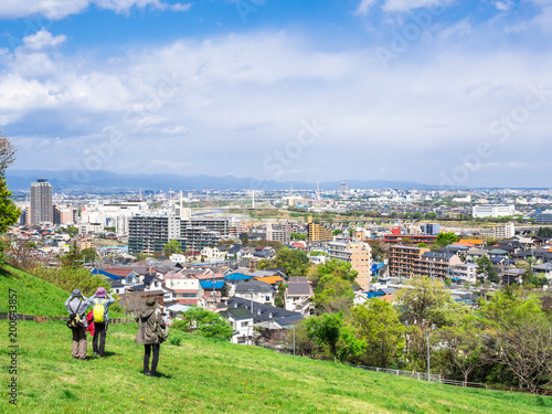 新緑の丘から眺める住宅街