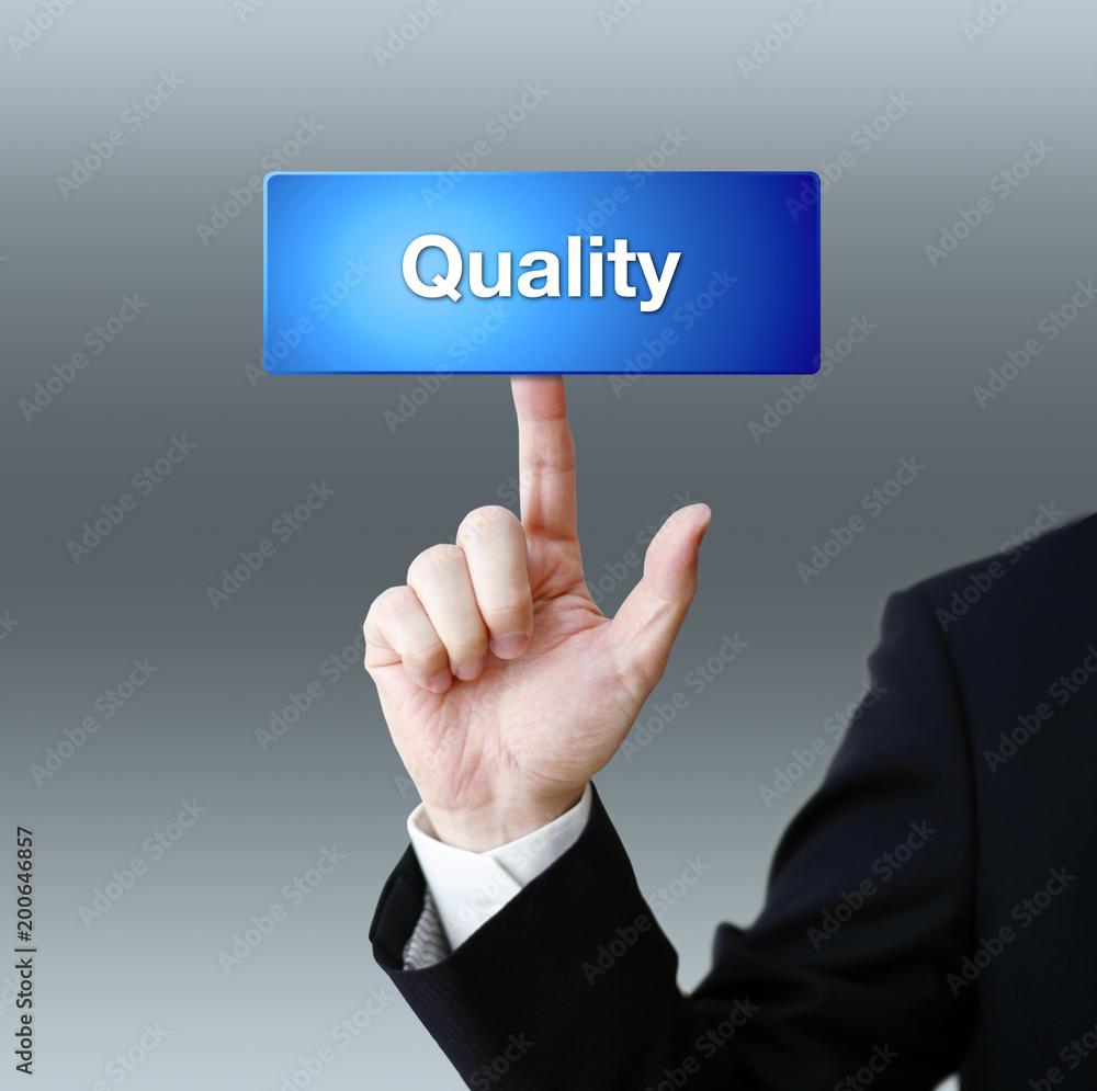 ボタンを押すビジネスマン（クオリティ）