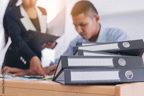 Canvas Print Businessman are tense with the many jobs on the table, with advice from colleagues