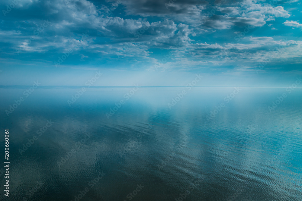 Fototapeta premium Seascape evening sea horizon and sky.