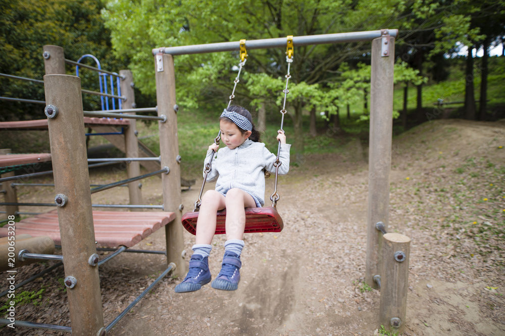 公園で遊ぶ女の子