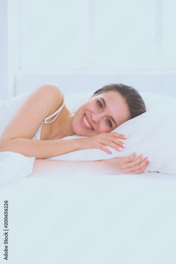 Fototapeta Ładna kobieta, leżąc na łóżku w domu