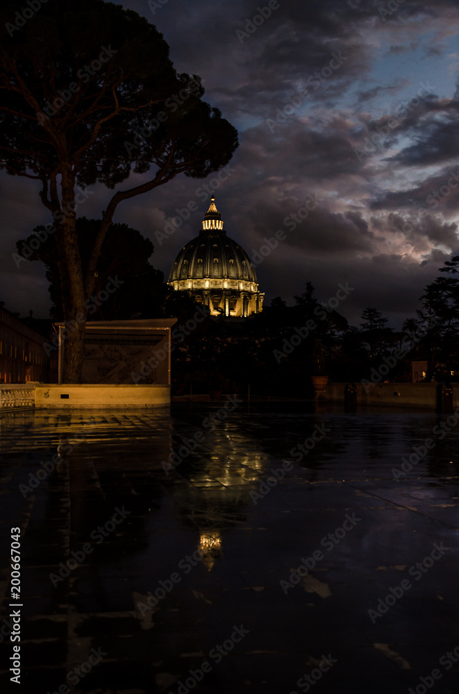 Obraz premium Dome of Saint Peter's Basilica by night, Rome, Italy