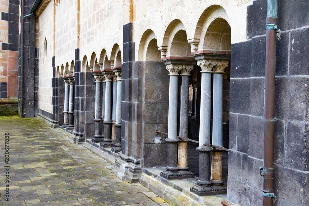 Außenwand mit zahlreichen Bögen an einem alten Kloster in Deutschland