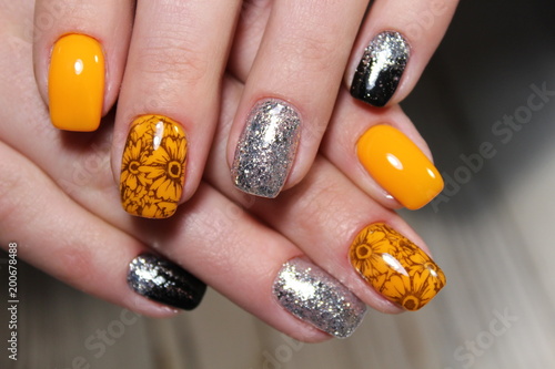 manicure with a pattern of flowers