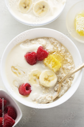Porridge with banana yoghurt, banana, raspberries and honey