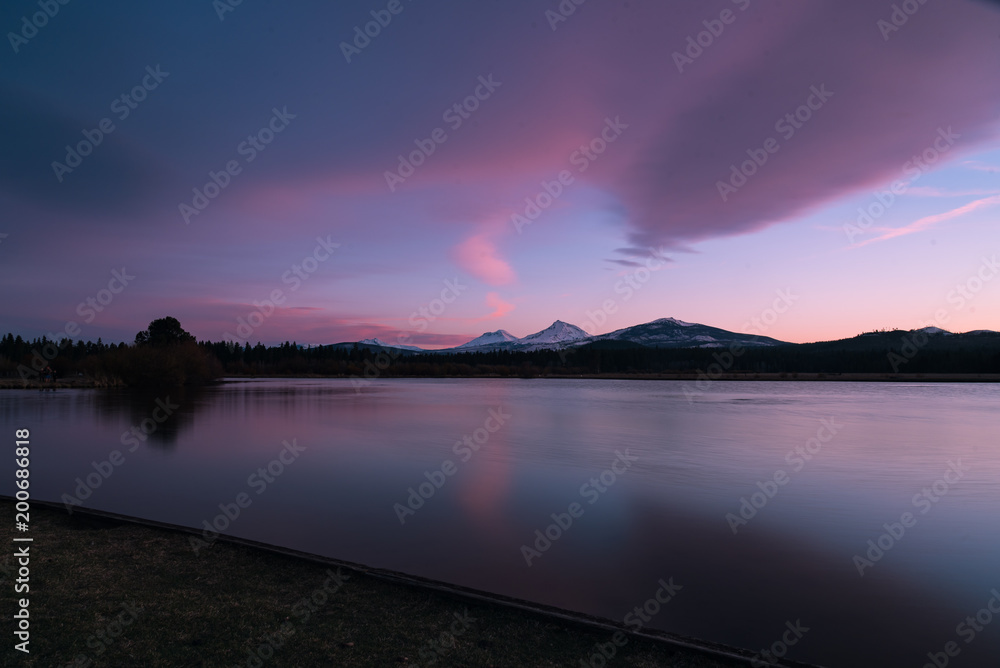Fotografie Sunset over Oregon mountains and lake