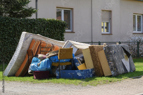 Sperrmüll liegt am Strassenrand zur Abholung bereit