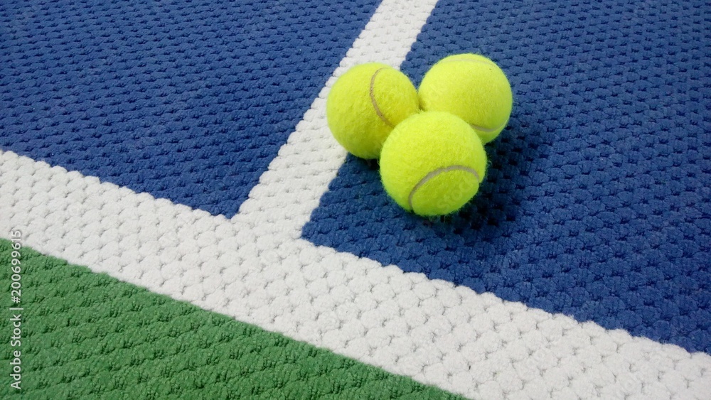 Tennisbälle auf einem Indoor Tennisplatz