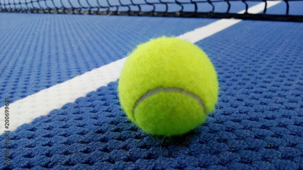 Tennisball auf einem Indoor Tennisplatz