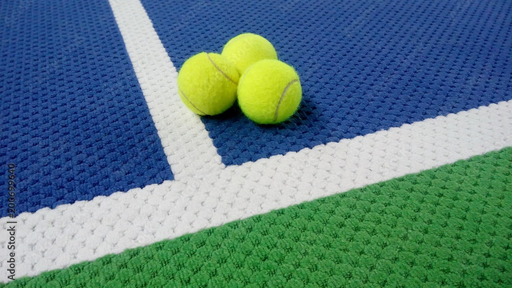 Tennisbälle auf einem Indoor Tennisplatz