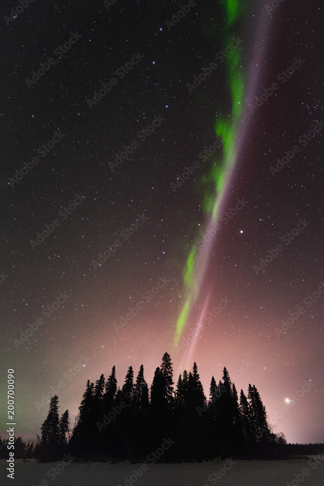 Φωτογραφία The Northern Lights and atmospheric phenomenon 'STEVE' which appears as a purple and green light ribbon in the sky