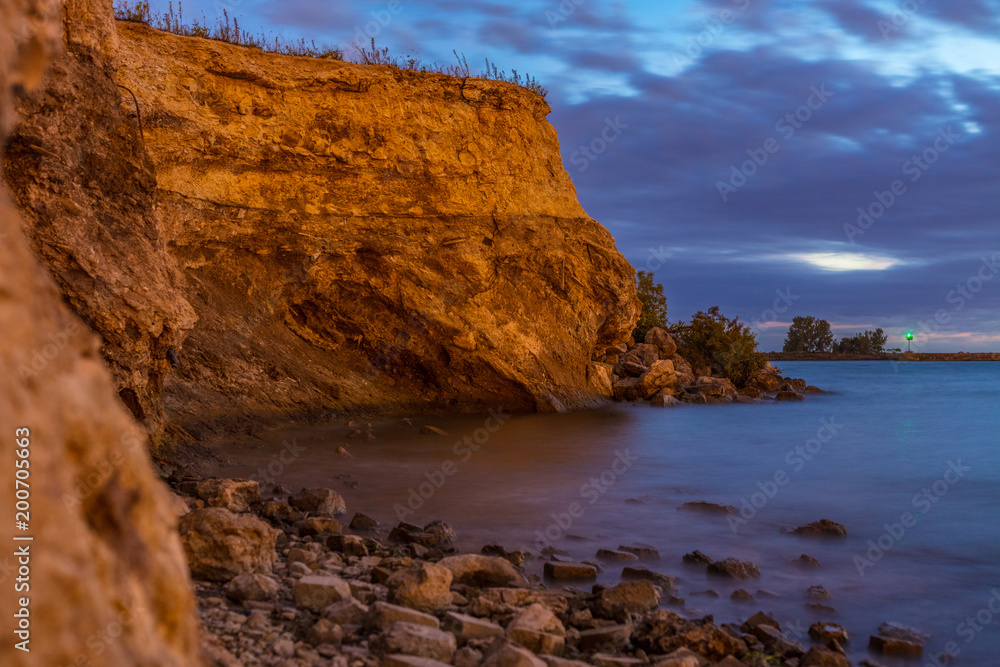 Fototapeta premium Lake Front Cliff