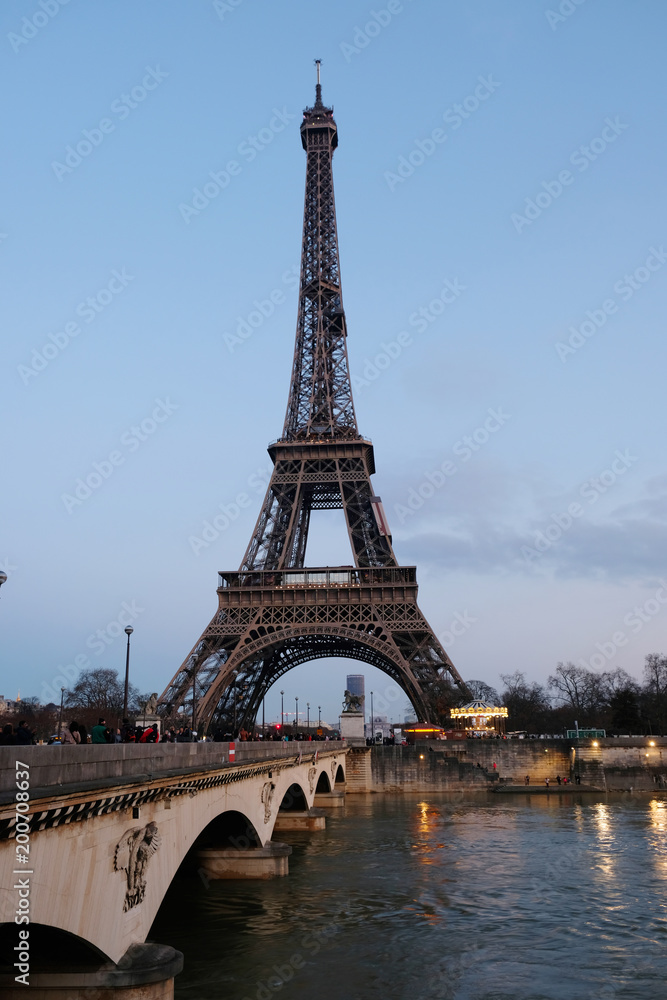 Fototapeta premium Wieża Eiffla i most