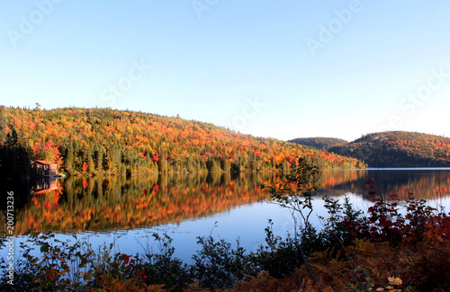 chalet au bord d'un lac au Québec, Canada 
