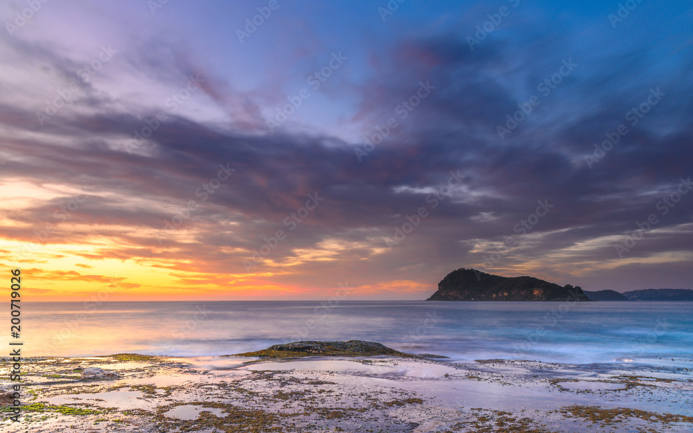 Obraz premium Soft Dawn Seascape with Clouds and Island