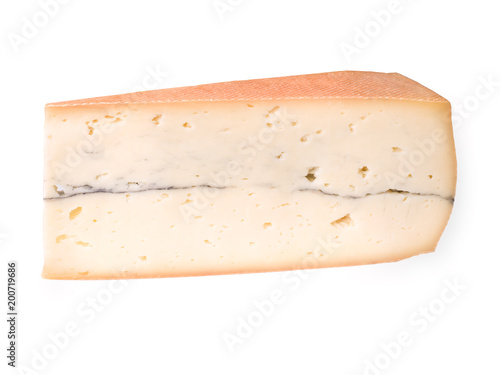 belle tranche de fromage AOP Morbier isolé sur fond blanc