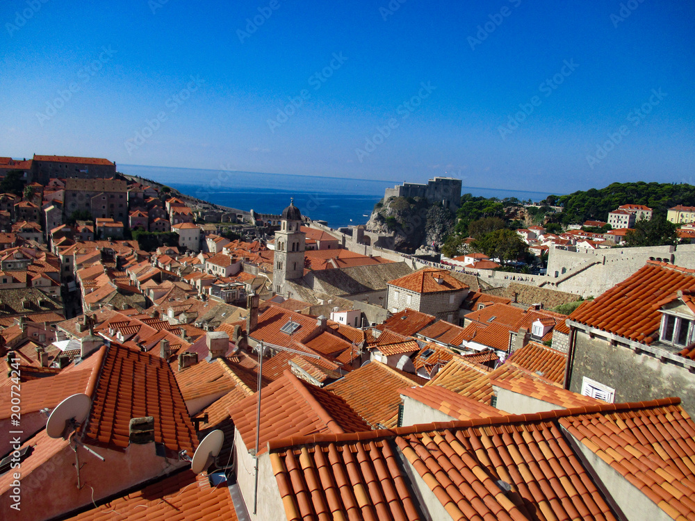 Rote Dächer auf den Häusern in der Altstadt von Dubrovnik in Kroatien