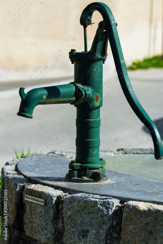 Dorfbrunnen mit Schwengelpumpe photo