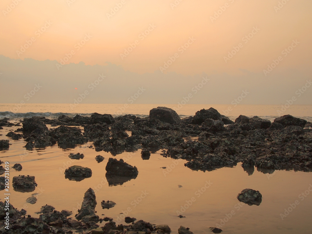 Obraz premium Slow shutter seascape view and beautiful sunrise
