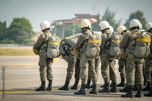 Fotografia row of paratrooper in camouflage uniform hold T-10 static line hook and parachut