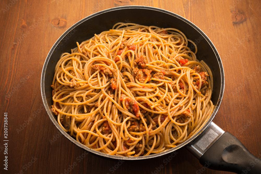Spaghetti con salsa di pomodoro e carne Spaghetti con salsa di pomodoro e carne
