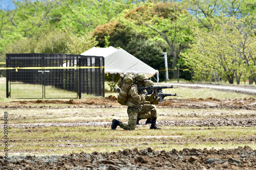 銃を構える自衛官 photo