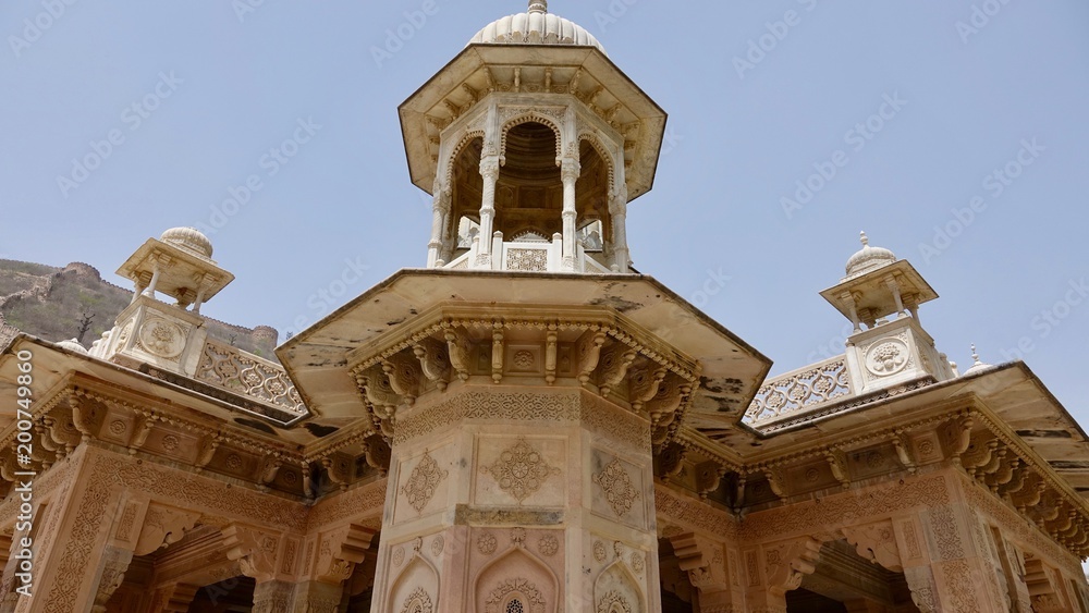 Obraz premium Gaitor Ki Chhatriyan in Jaipur, Rajasthan Indien, Mogularchitektur, Grabmahl
