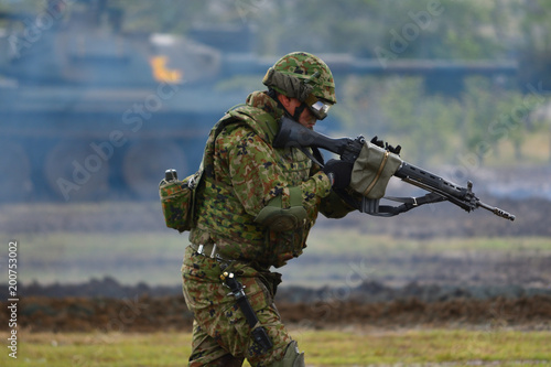 銃を構える自衛官