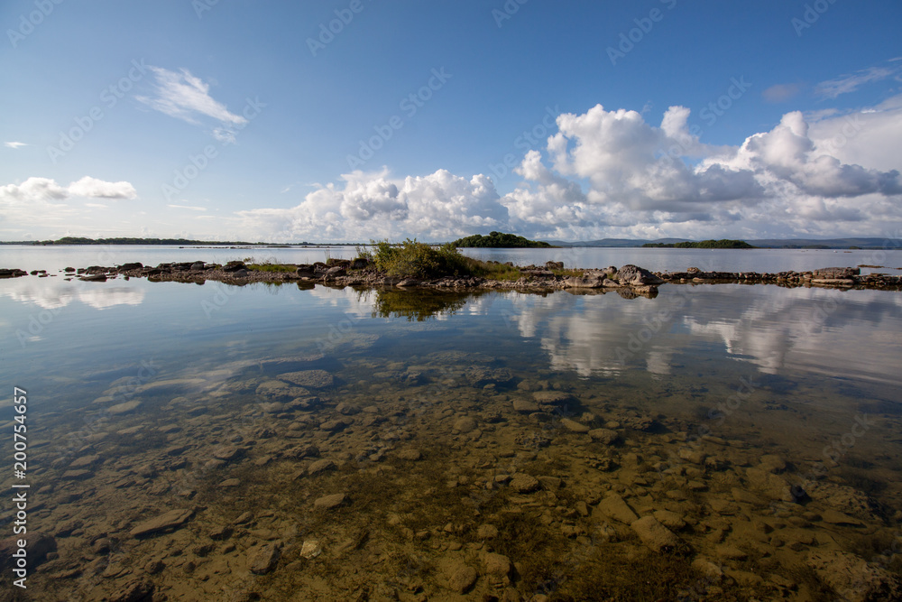 glatte Wasseroberfläche auf dem Lough Corrib in Irland
