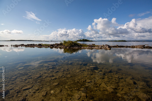 glatte Wasseroberfl  che auf dem Lough Corrib in Irland