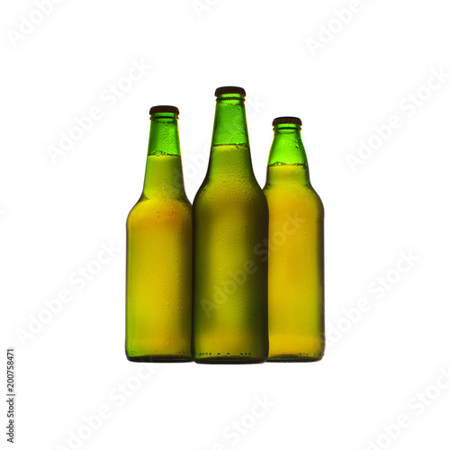 trzy zielone butelki piwa